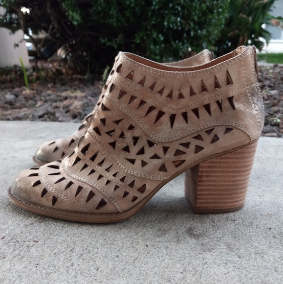 8 SÖFFT WESTWOOD 2 Metallic Gold Tan Lazer Cut Leather 2¾" Stacked Heel Booties - Picture 5 of 13